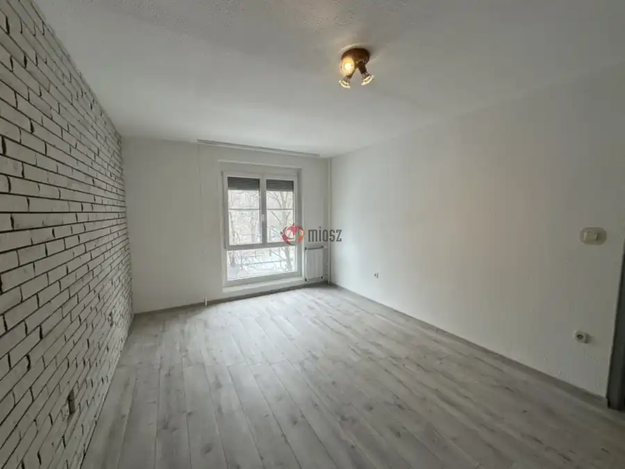 eladó panellakás, Paks