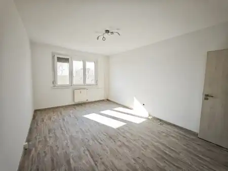 Eladó panellakás, Szeged 3 szoba 60 m² 62.4 M Ft