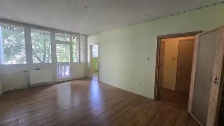 eladó panellakás, Vác