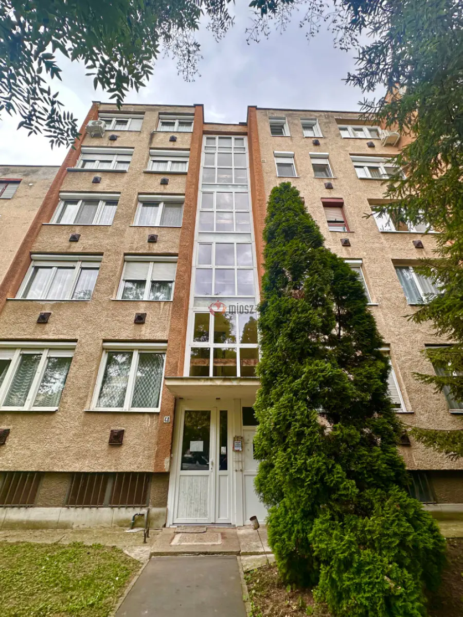 eladó panellakás, Vác