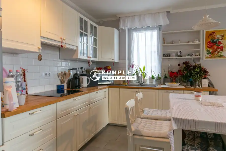 eladó téglalakás, Győr