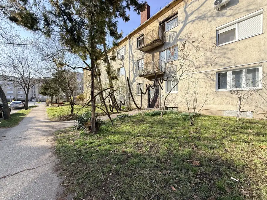 eladó téglalakás, Oroszlány