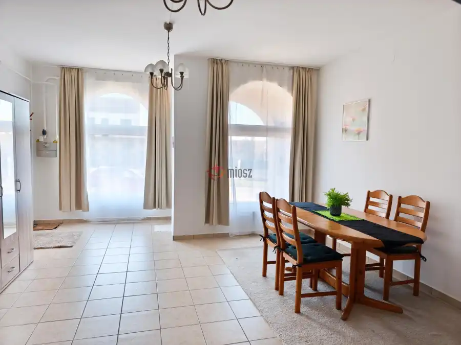 eladó téglalakás, Paks