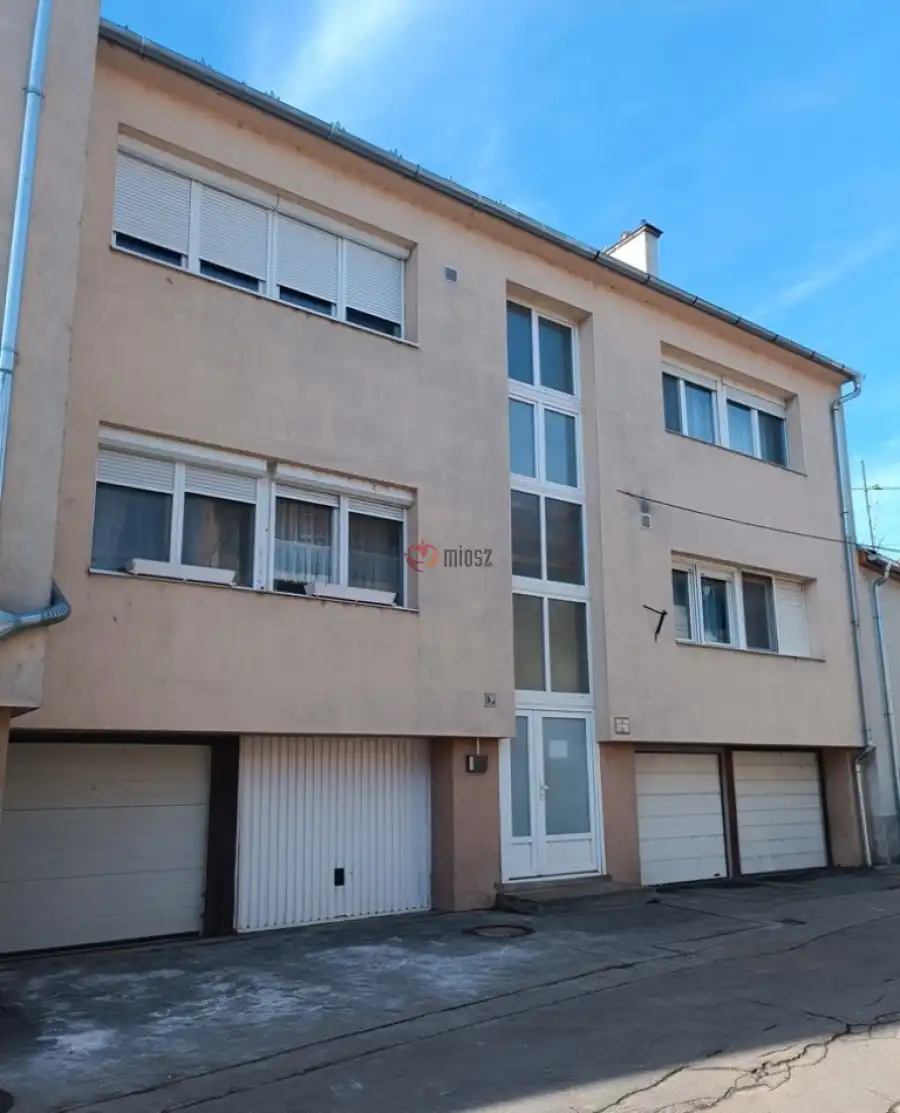 eladó téglalakás, Vác