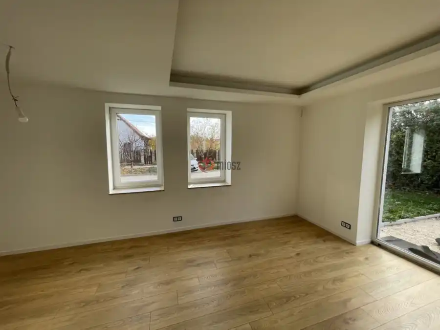 eladó új építésű családi ház, Gyúró