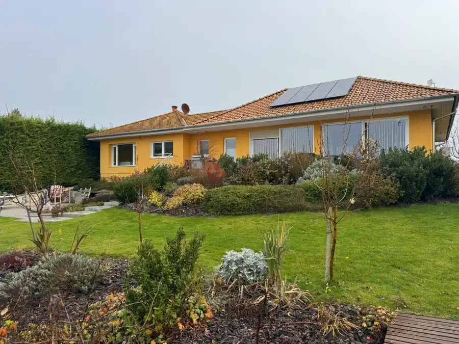 eladó újszerű családi ház, Áporka