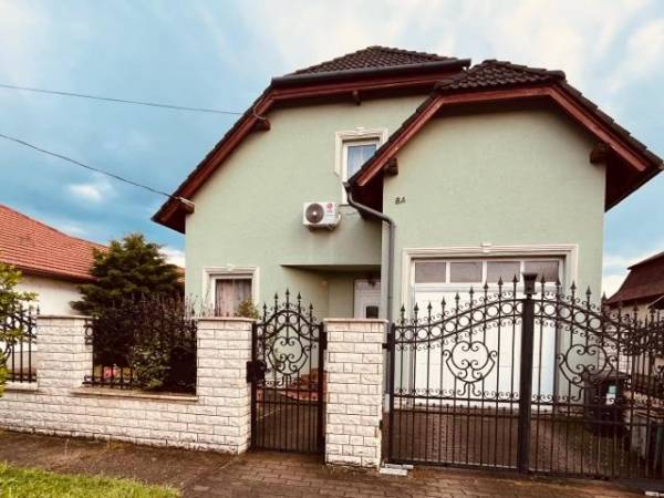 eladó újszerű családi ház, Baj