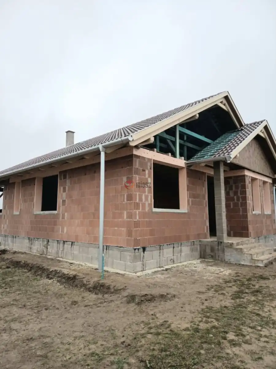 eladó újszerű családi ház, Berkenye