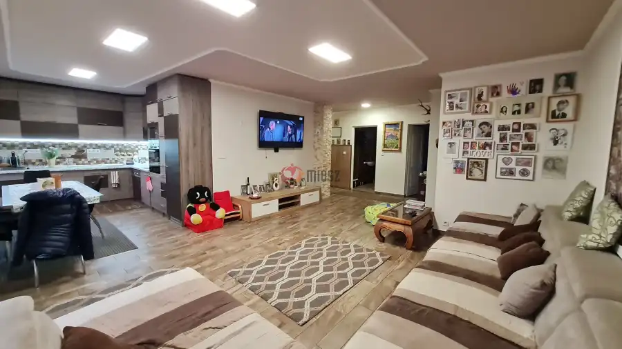 eladó újszerű családi ház, Dunaújváros