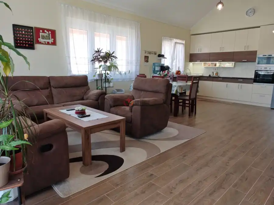 eladó újszerű családi ház, Eger