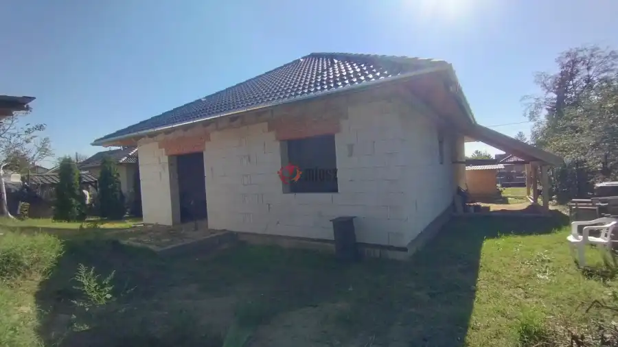 eladó újszerű családi ház, Erdőkertes