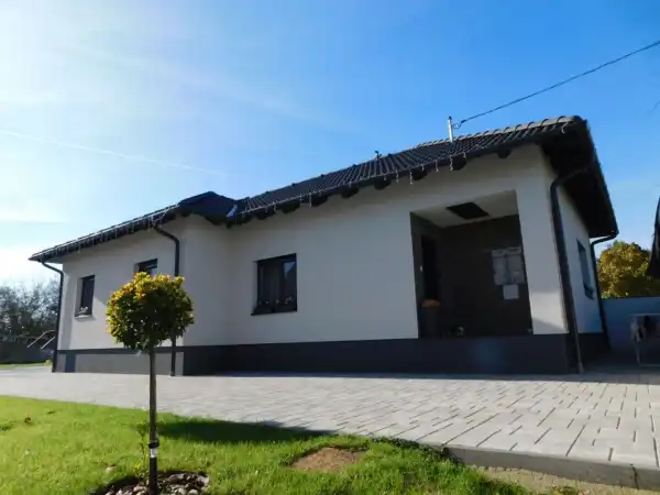 Eladó újszerű családi ház, Karmancs 3 szoba 1935 m² 88.5 M Ft