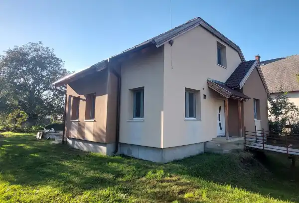 Eladó újszerű családi ház, Lőrinci 5 szoba 174 m² 79.95 M Ft