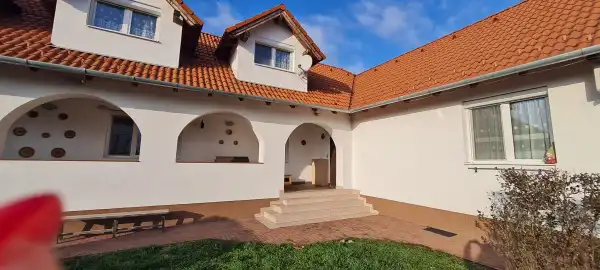 Eladó újszerű családi ház, Nagyvenyim 8 szoba 340 m² 169 M Ft
