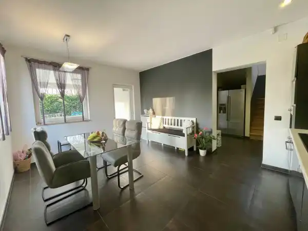 Eladó újszerű családi ház, Oroszlány 5+3 szoba 170 m² 108 M Ft