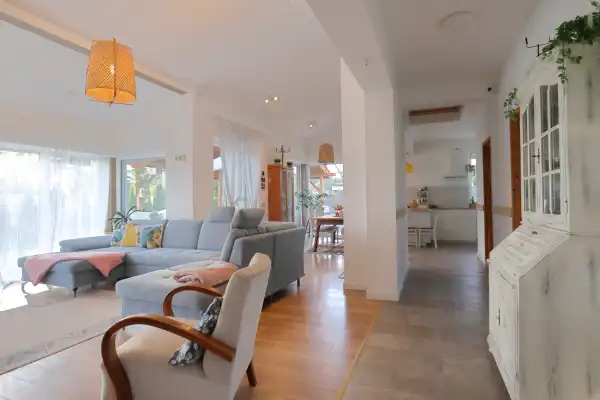 Eladó újszerű családi ház, Szeged 5 szoba 200 m² 194.5 M Ft