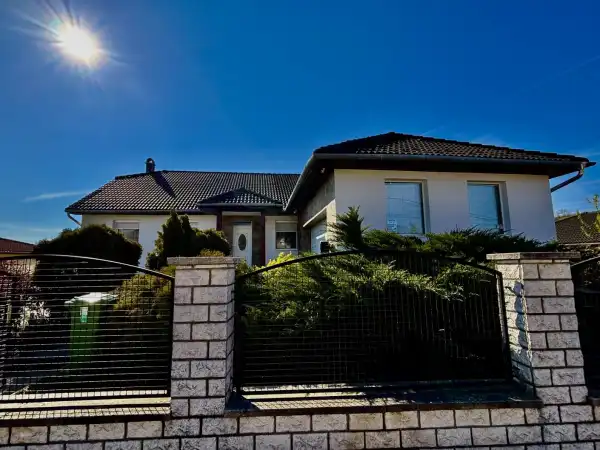Eladó újszerű családi ház, Tatabánya 4 szoba 188 m² 148 M Ft