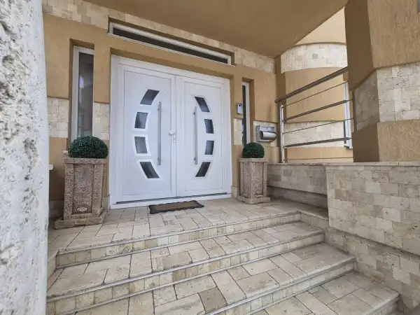 Eladó újszerű családi ház, Tiszafüred 5 szoba 256 m² 165 M Ft