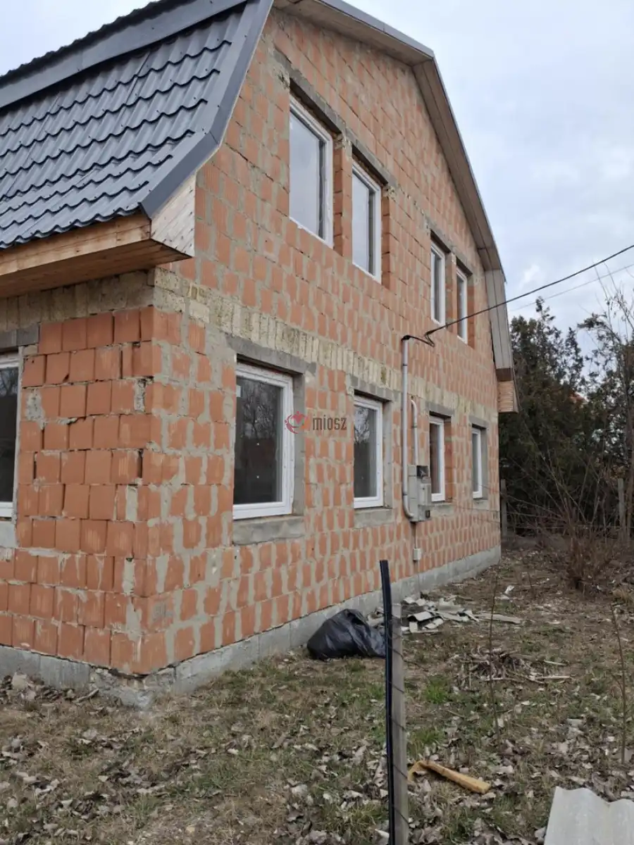 eladó újszerű családi ház, Tóalmás