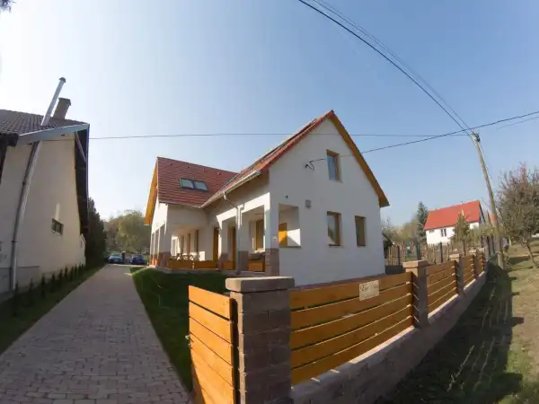 Eladó újszerű családi ház, Vértesboglár 6 szoba 170 m² 209 M Ft