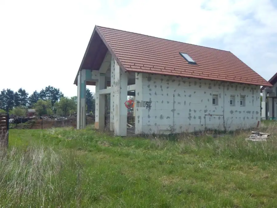 eladó újszerű családi ház, Zánka