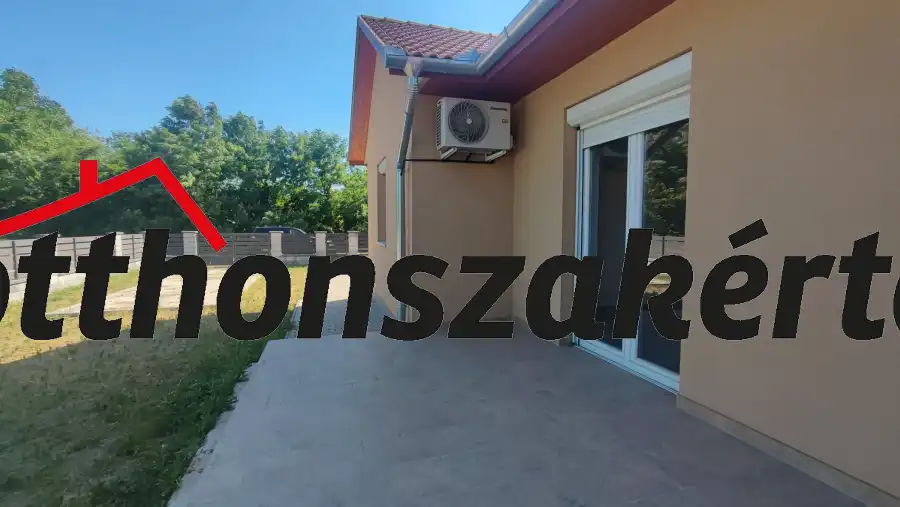eladó újszerű ikerház, Kóka