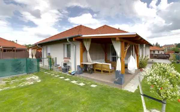 Eladó újszerű ikerház, Ócsa 4 szoba 100 m² 86.99 M Ft