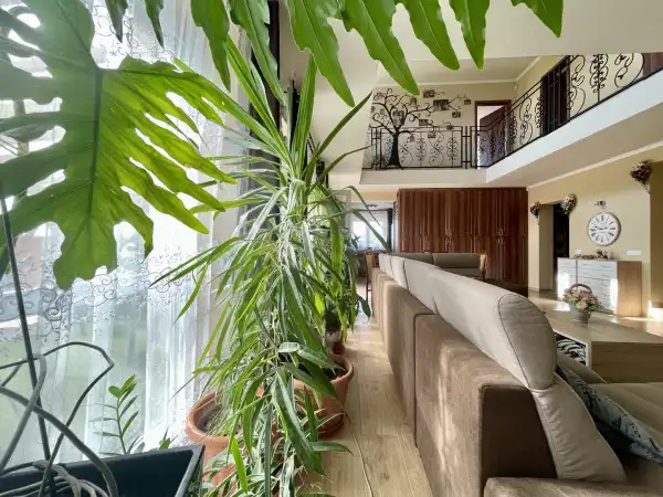 Eladó újszerű ikerház, Oroszlány 7 szoba 263 m² 152 M Ft