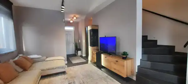 Eladó újszerű ikerház, Sződliget 4+1 szoba 120 m² 179 M Ft