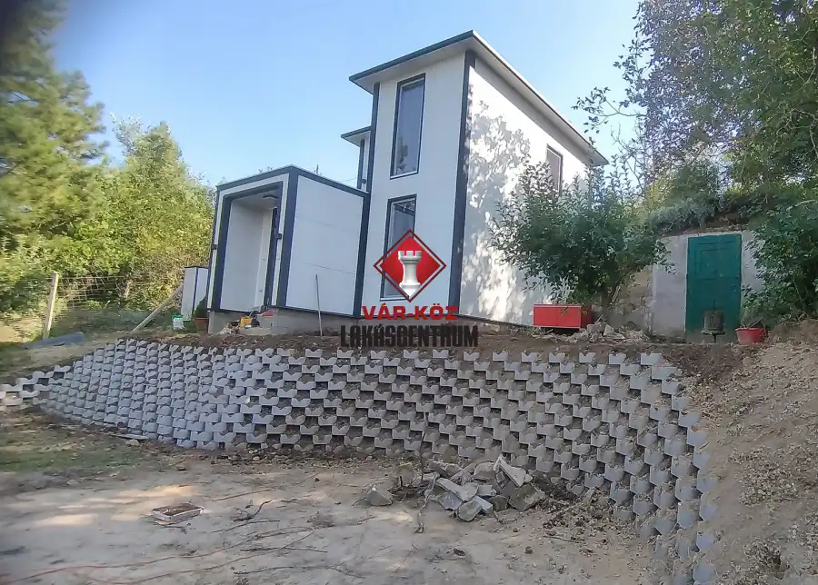 eladó újszerű nyaraló, Biatorbágy