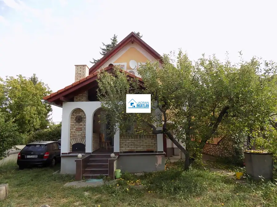 eladó újszerű nyaraló, Pápa