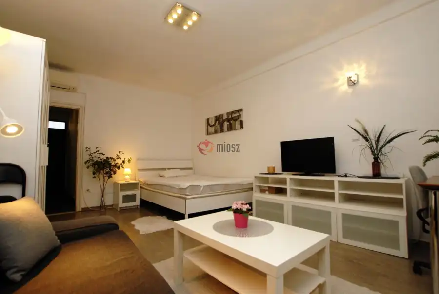 eladó újszerű téglalakás, Budapest, V. kerület