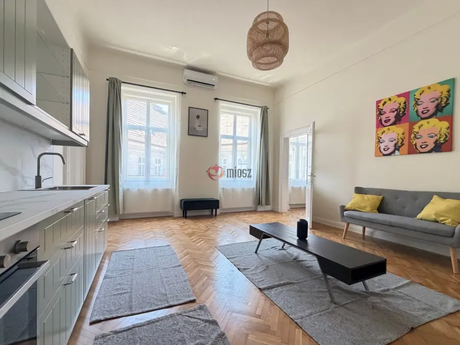 eladó újszerű téglalakás, Budapest, VI. kerület