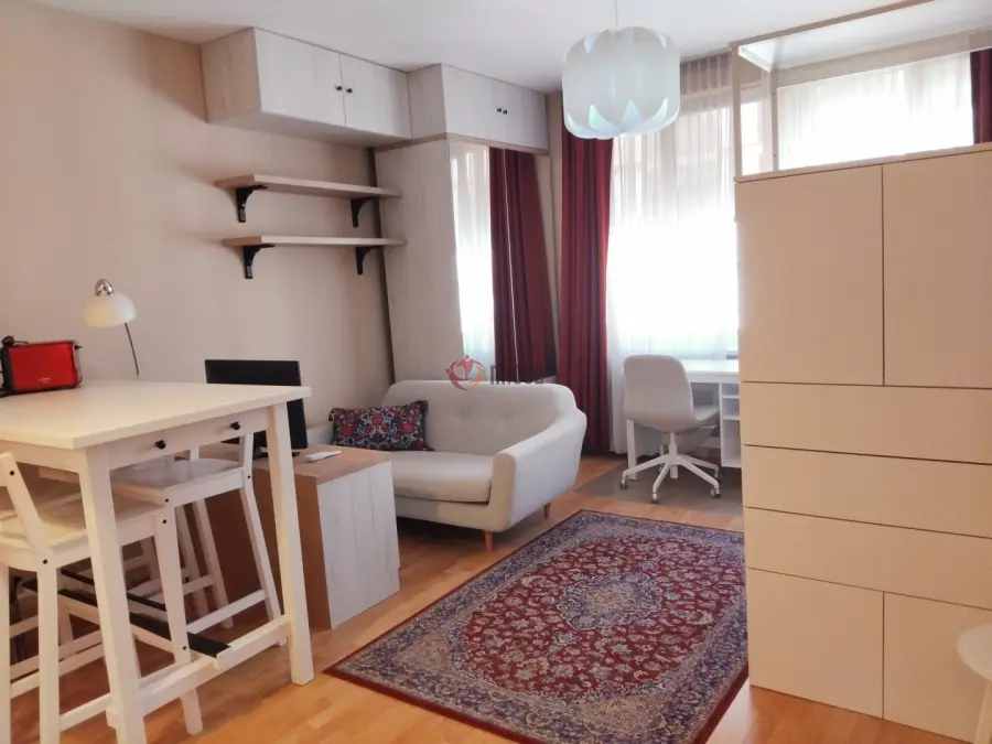 eladó újszerű téglalakás, Budapest, VIII. kerület