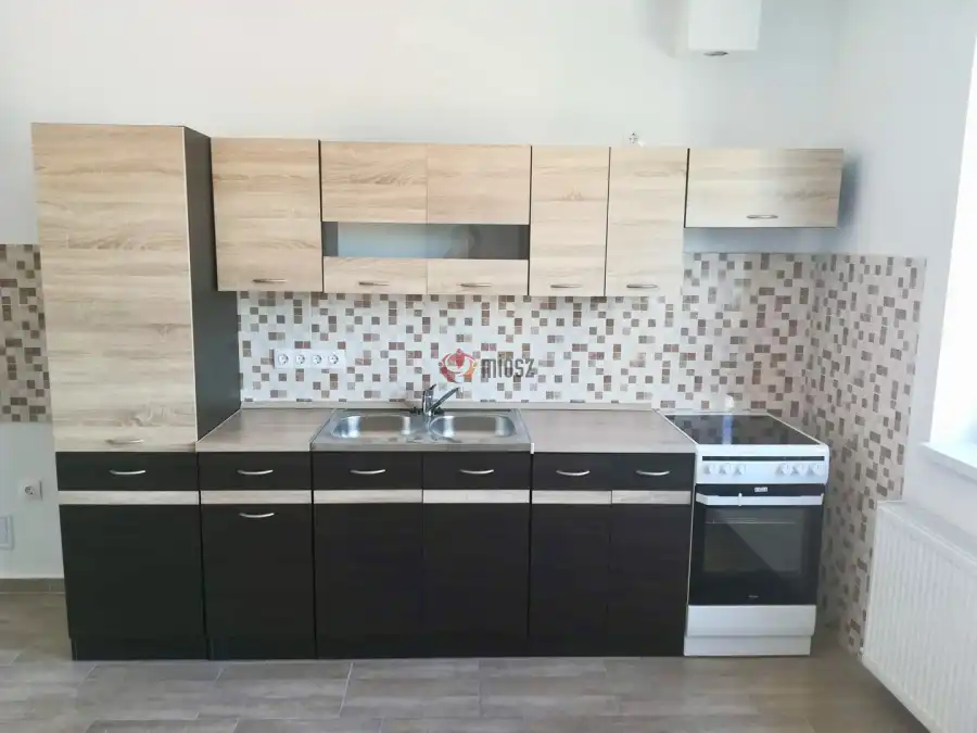 eladó újszerű téglalakás, Eger