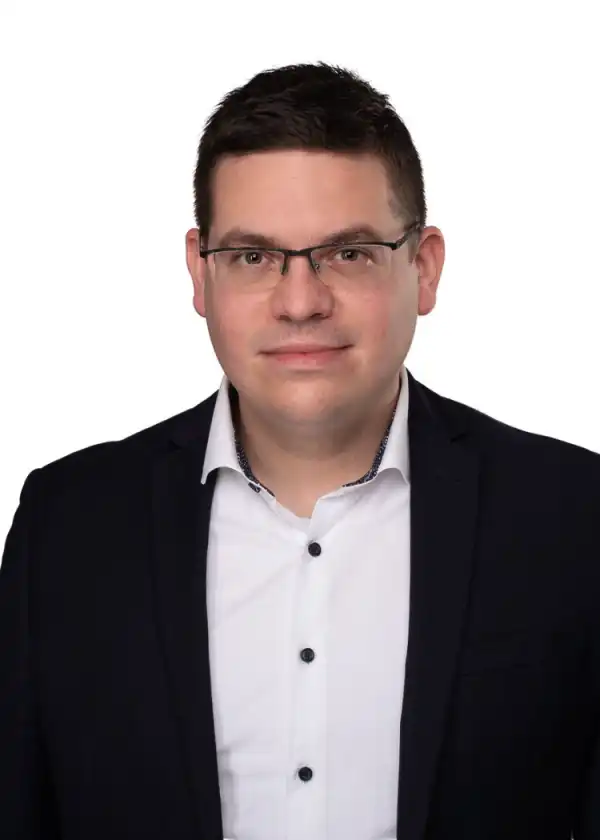 Pandur Balázs Jonatán - Pandur Ingatlan